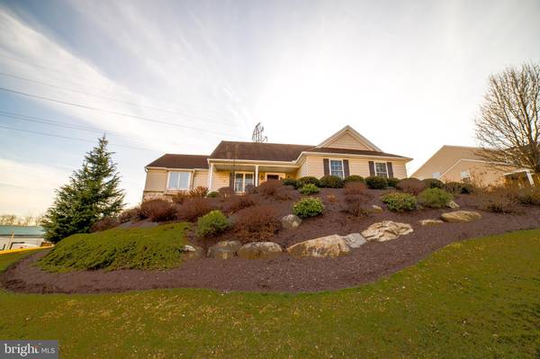 5 CIRCLE ROCK DR, Ephrata, PA 17522