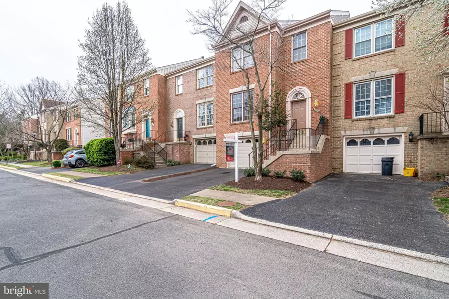 12327 QUIET HOLLOW CT, Fairfax, VA 22033