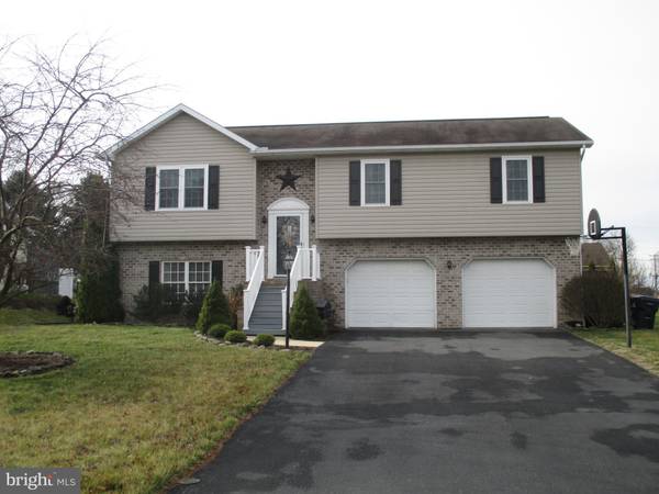 1915 APPLEYARD DR, Chambersburg, PA 17202