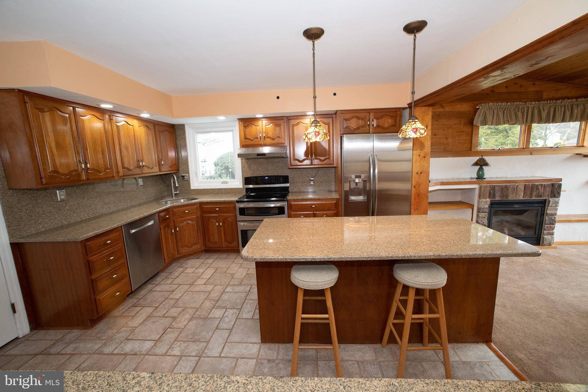Holland, PA 18966,8 DOVE CT