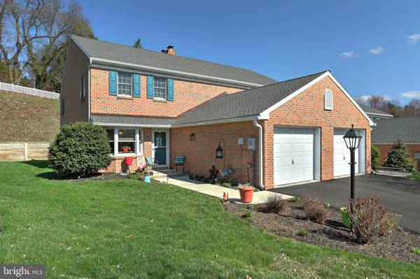 245 WYNTRE BROOKE DR, York, PA 17403