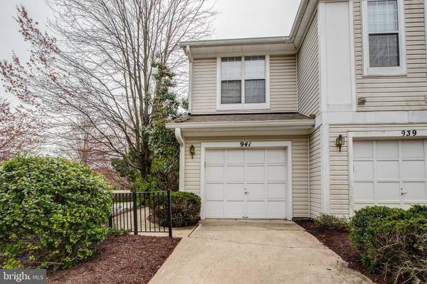 Gaithersburg, MD 20878,941 HILLSIDE LAKE TER #703