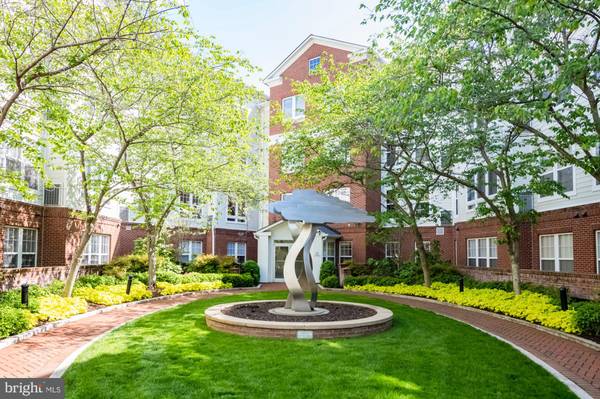 801 S GREENBRIER ST #111, Arlington, VA 22204