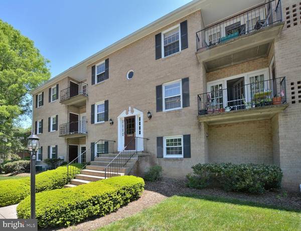 3945 LYNDHURST DR #203, Fairfax, VA 22031