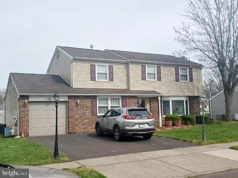 12 MAPLEWOOD DR, Levittown, PA 19056