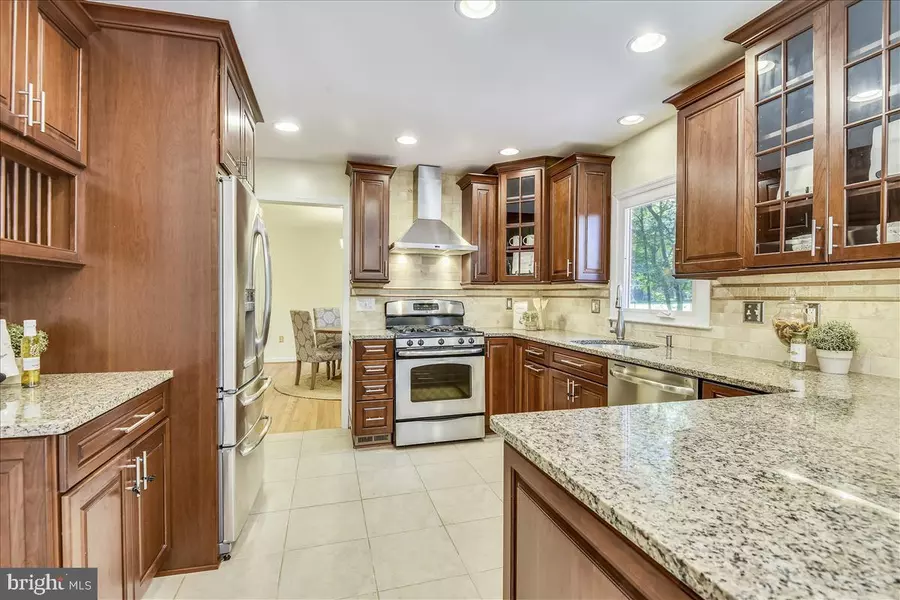 5105 SUMMIT DR, Fairfax, VA 22030