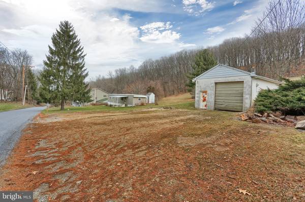 1724 HAMETOWN RD, Glen Rock, PA 17327