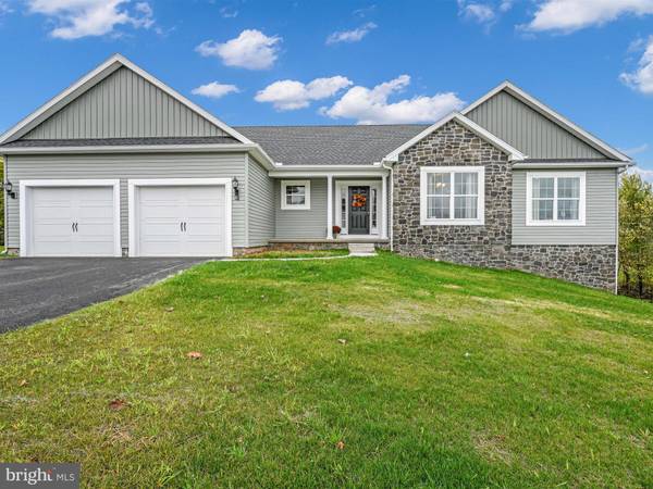 43 HUNTMASTER DR, Hanover, PA 17331