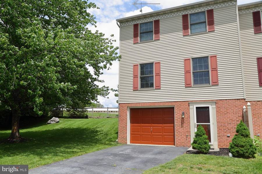 39 DERBY LN, Lancaster, PA 17603