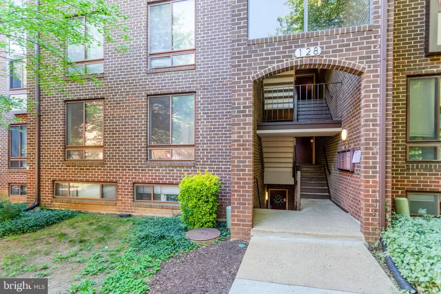 128 ROBERTS LN #200, Alexandria, VA 22314