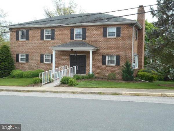 27 W HIGH ST, Windsor, PA 17366