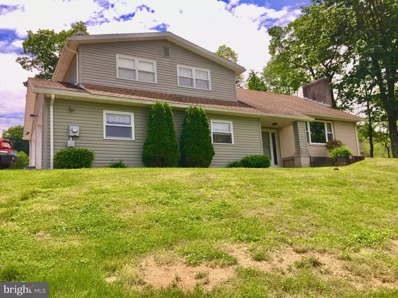 2233 RANCH RD, Slatington, PA 18080