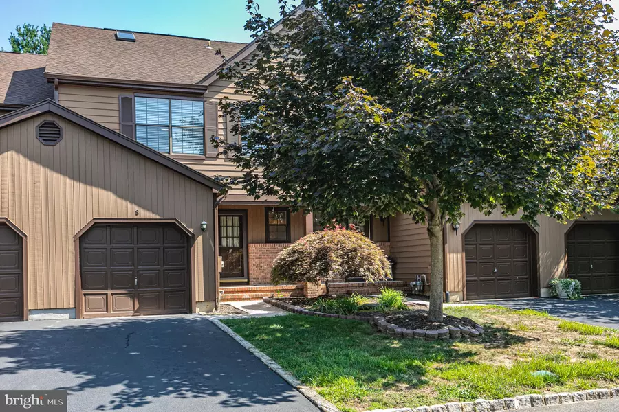 8 CLIVEDEN CT, Lawrence Township, NJ 08648