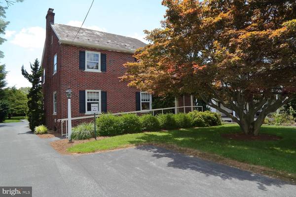 26 W MAIN ST, Leola, PA 17540