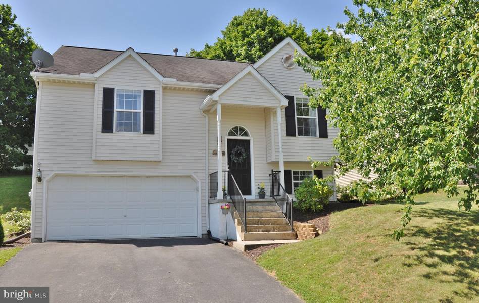 704 BLOSSOM HILL LN, Dallastown, PA 17313