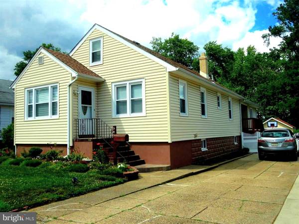 345 SPRUCE AVE, Maple Shade, NJ 08052