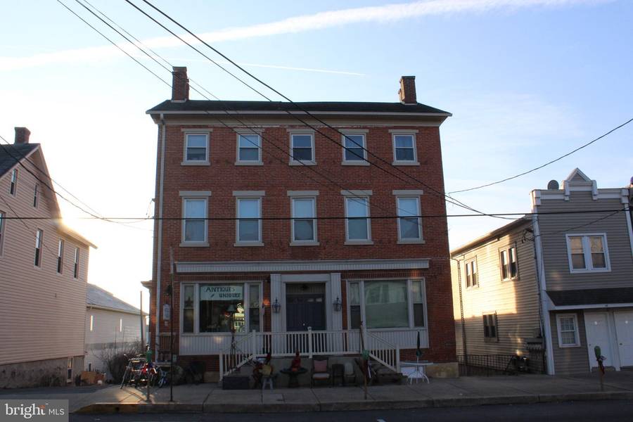 142 E MAIN ST, New Holland, PA 17557