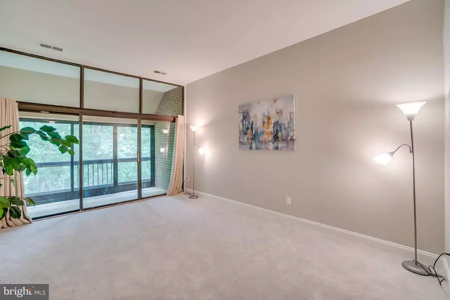 1665 PARKCREST CIR #300, Reston, VA 20190