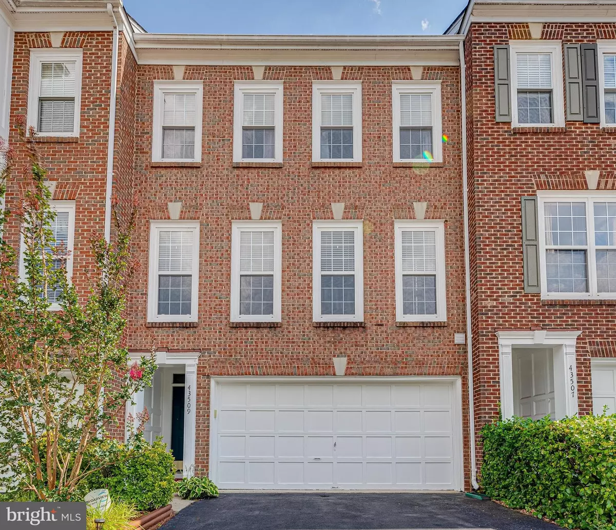 Chantilly, VA 20152,43509 EVIAN LN