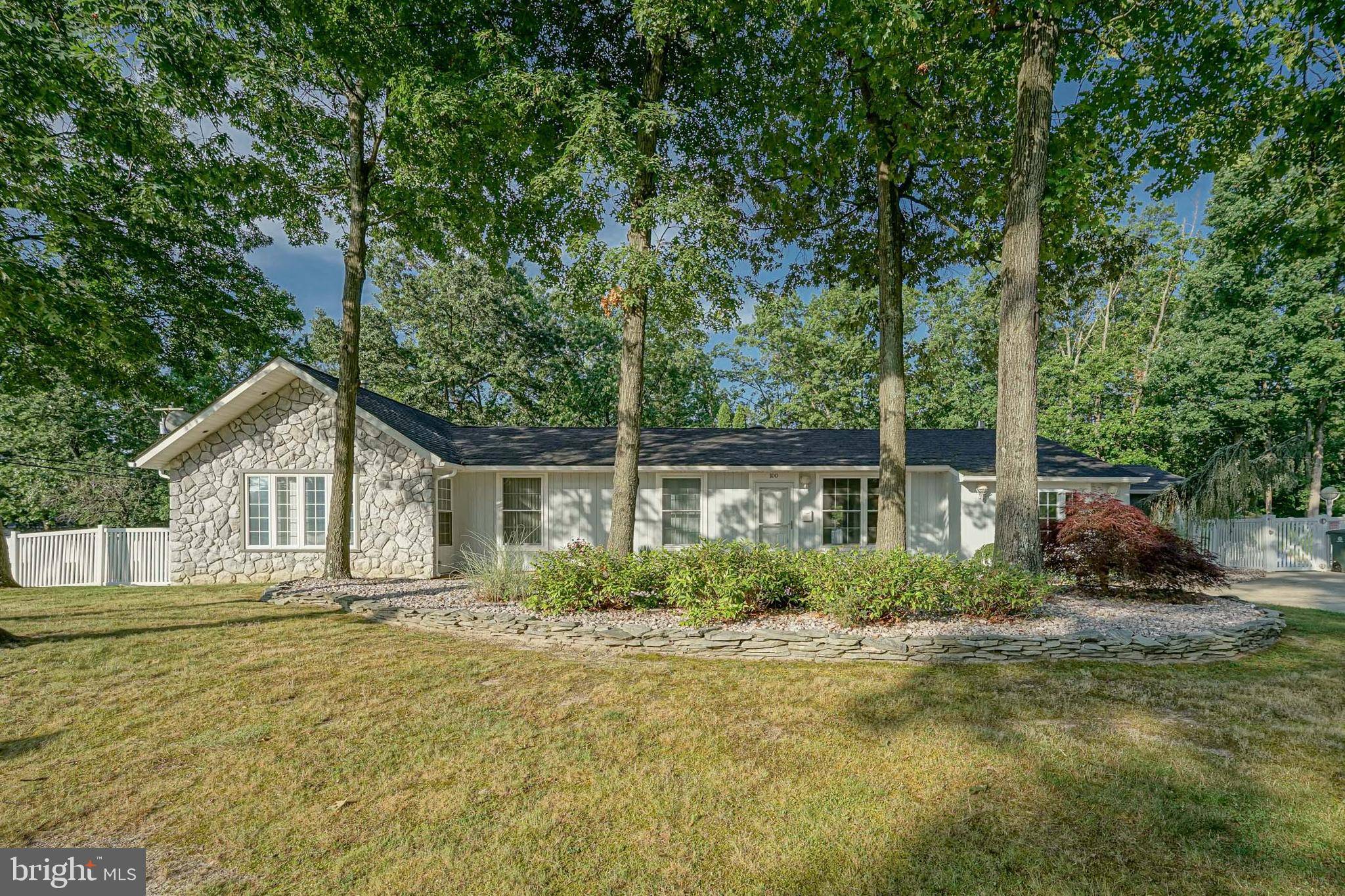100 HOLLY PKWY, Williamstown, NJ 08094