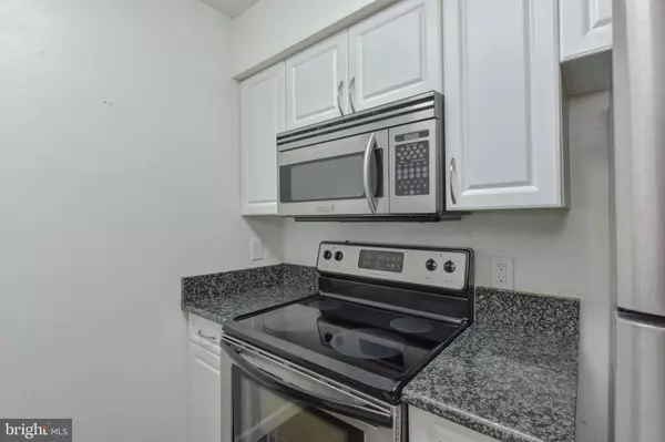 Alexandria, VA 22302,3313 WYNDHAM CIR #2210