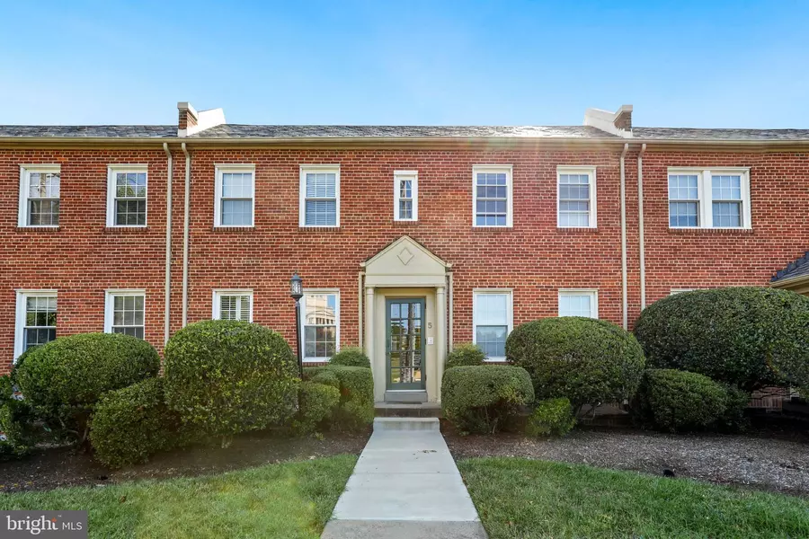 5 RUSSELL RD #E, Alexandria, VA 22301