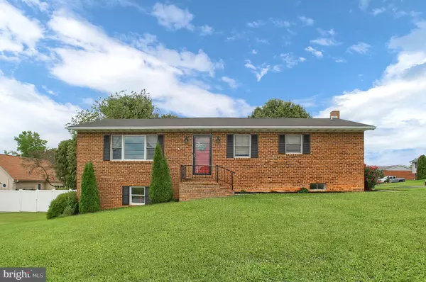 215 CLOVER LN, Hanover, PA 17331