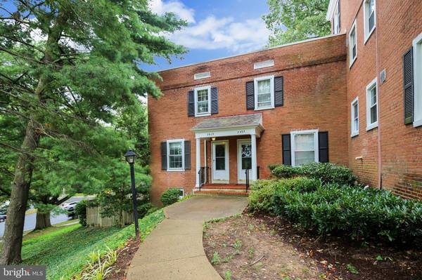 2933 S DINWIDDIE ST, Arlington, VA 22206