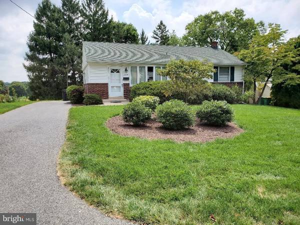 1719 MANOR RIDGE DR, Lancaster, PA 17603