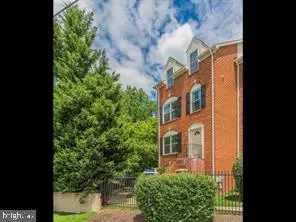 2412 N GREENBRIER CT, Arlington, VA 22207