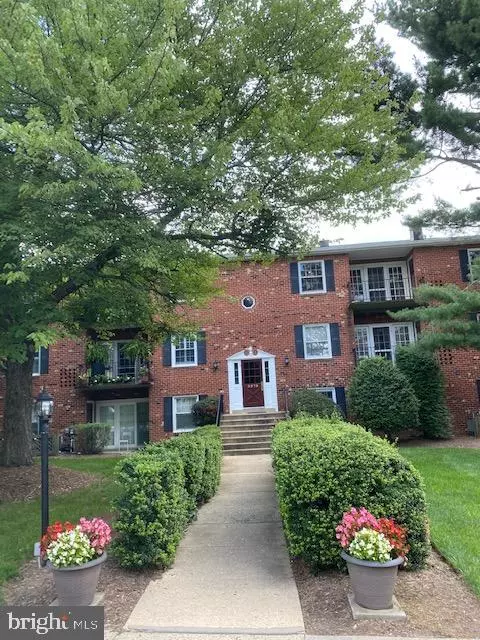 3975 LYNDHURST DR #203, Fairfax, VA 22031