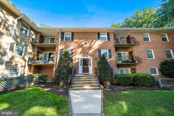 3790 LYNDHURST DR #303, Fairfax, VA 22031