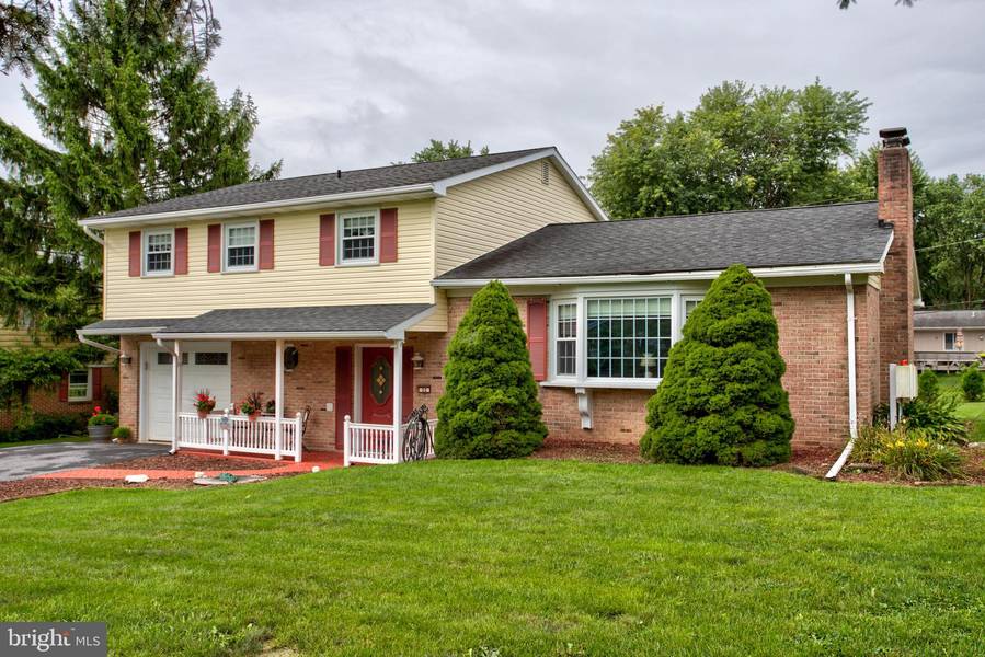 52 LOGGING RD, Leola, PA 17540