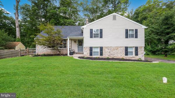 120 WOODLAKE DR, Southampton, PA 18966