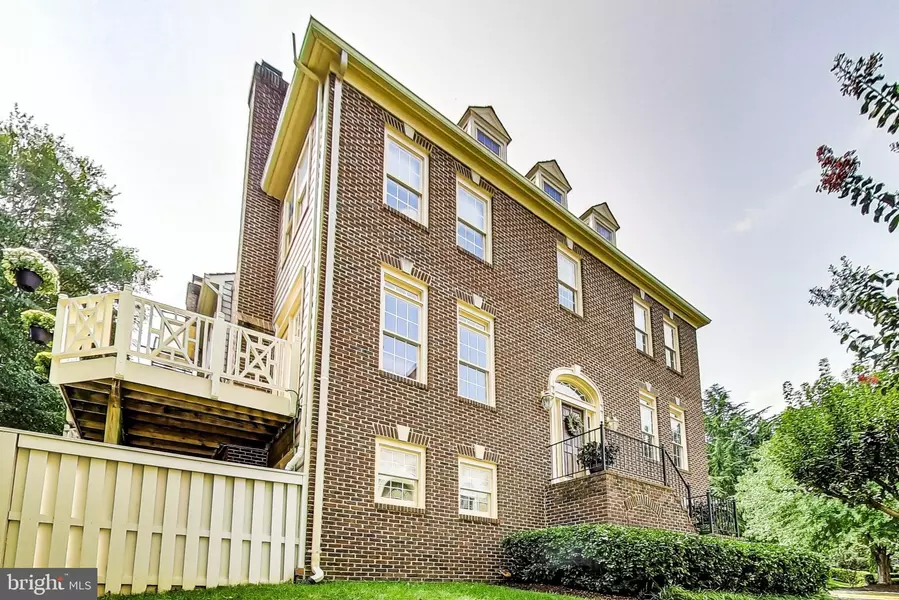 3917 BARCROFT MEWS CT, Falls Church, VA 22041