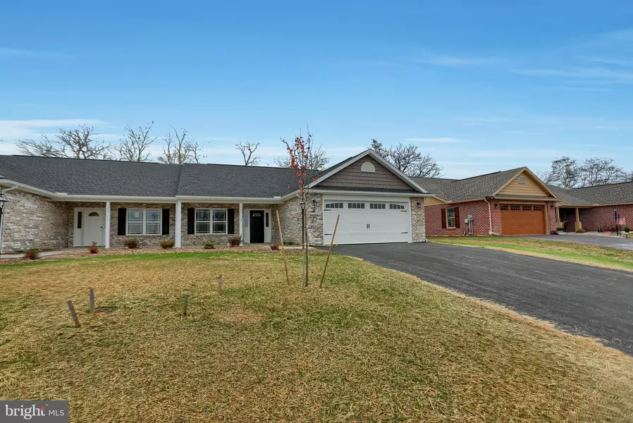 1313 TREELINE DR., Chambersburg, PA 17202