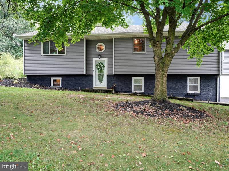 6753 ELIZABETHTOWN RD, Manheim, PA 17545