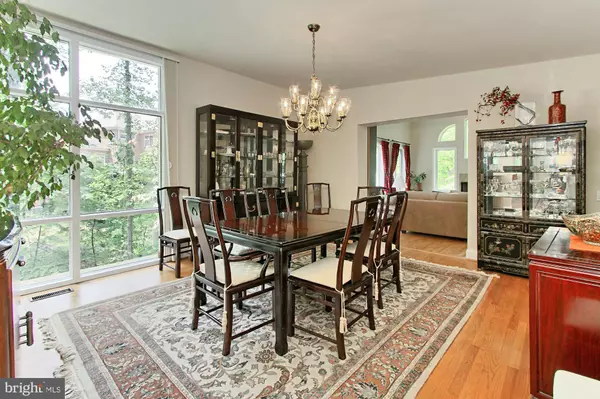 Mclean, VA 22102,8722 WOODSIDE CT