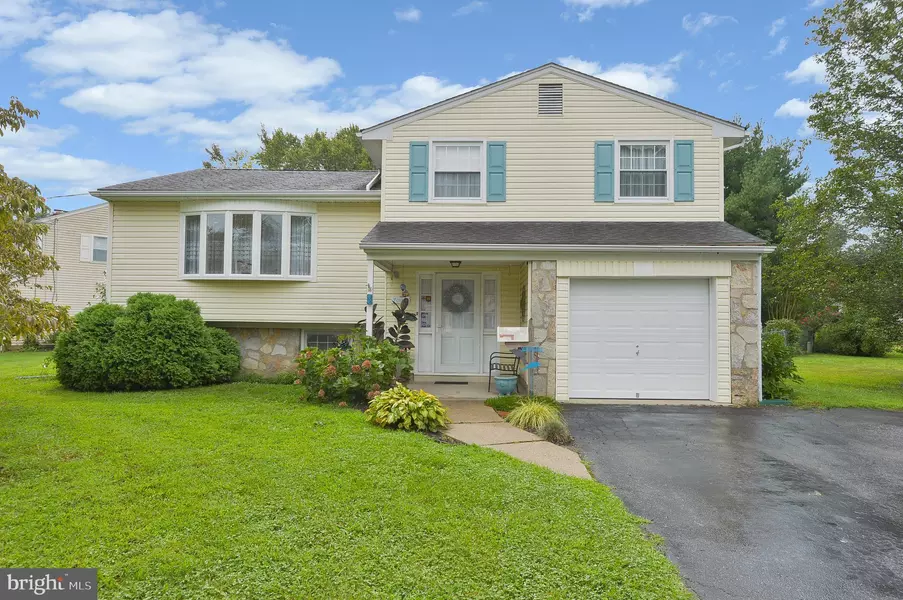 4 ARROWHEAD DR, Marlton, NJ 08053