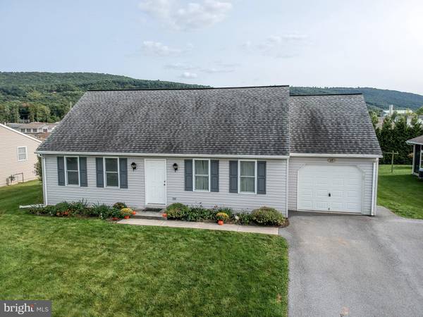 17 MEADOW DR, Newmanstown, PA 17073