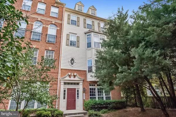 5601 HARRINGTON FALLS LN #B, Alexandria, VA 22312