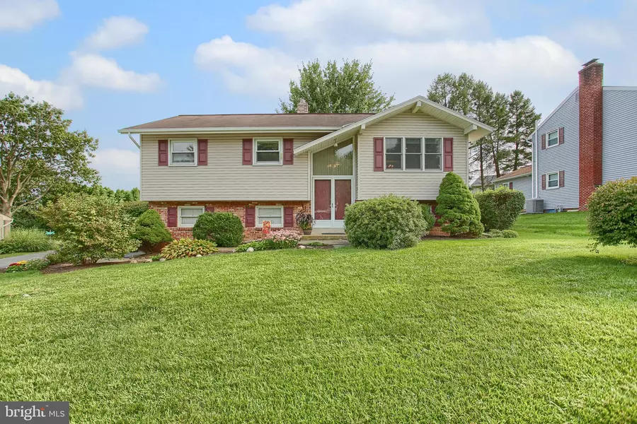 482 SURREY DR, Lancaster, PA 17601