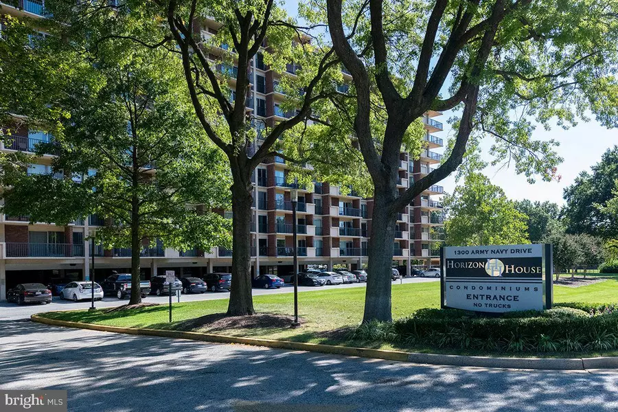 1300 ARMY NAVY DR #715, Arlington, VA 22202