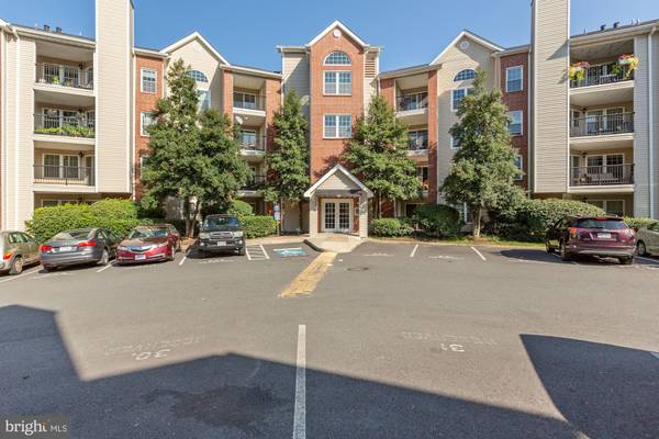 3313 WYNDHAM CIR #1220, Alexandria, VA 22302