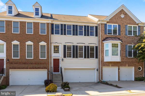 2402 HUNTINGTON PARK DR, Alexandria, VA 22303