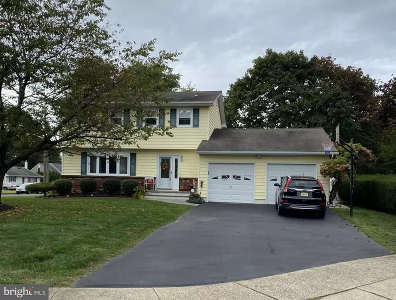 2 SPRUCE CT, Hamilton, NJ 08610