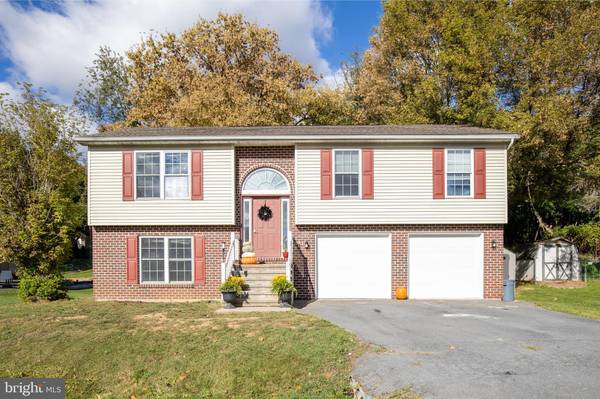 1573 MEADOW GREEN LN, Chambersburg, PA 17202