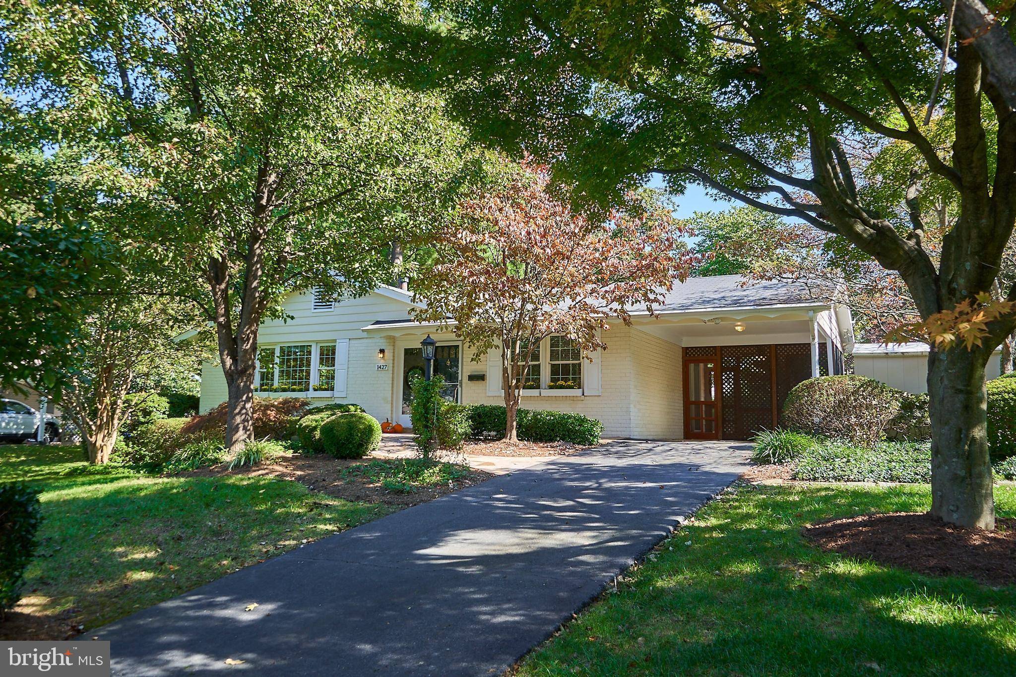 Mclean, VA 22101,1427 FERN OAK CT