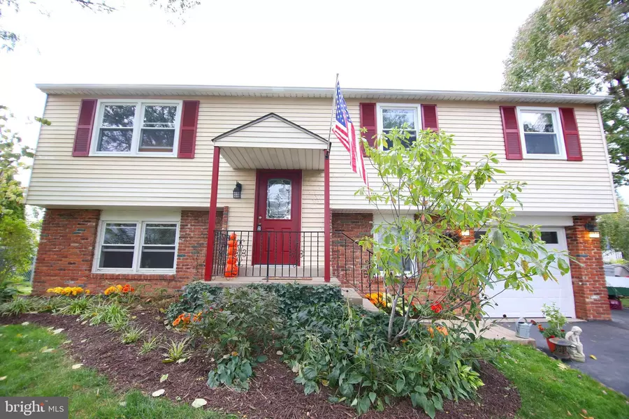 64 DAWN RD, Levittown, PA 19056