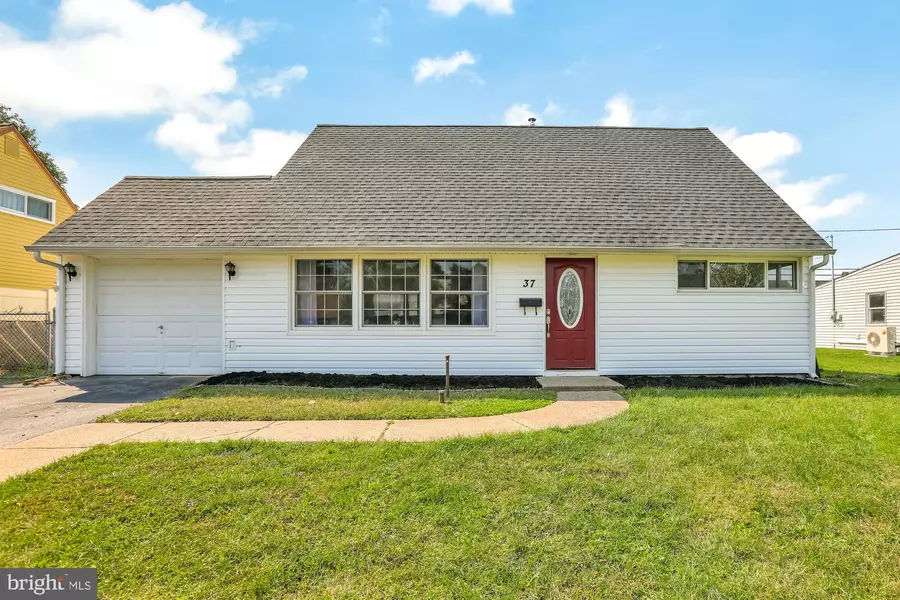 37 JESTER LN, Levittown, PA 19055